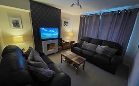 4Bed 3 Bedroom - Quiet, 20Mins To Titanic/City By Bus